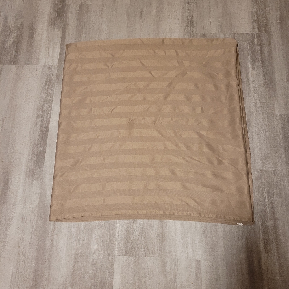 Large Tablecloth - Picture 2 of 3